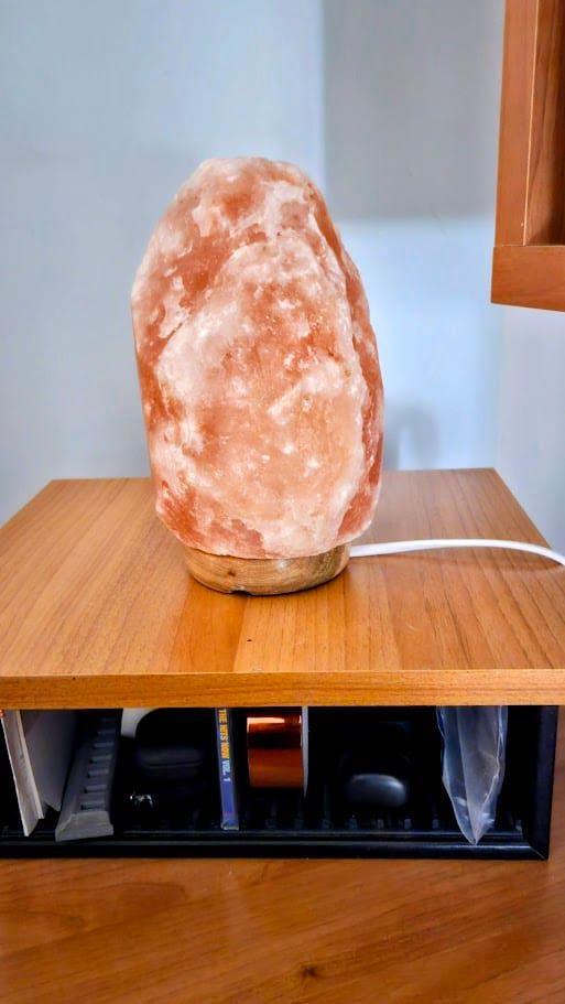Lampada di sale rosa dell'Himalaya, ideale per purificare l'aria in casa e creare un'atmosfera rilassante e salutare.