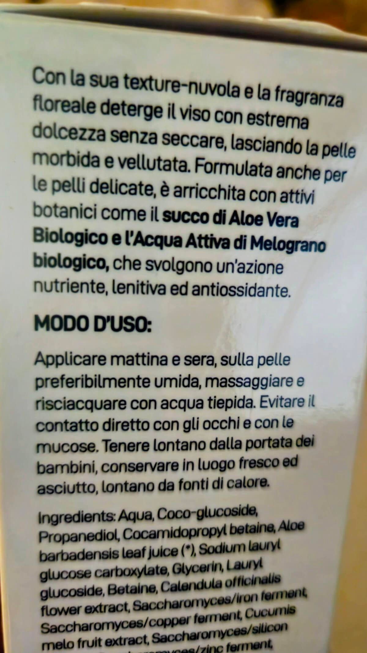 Detergente viso con texture nuvola e fragranza floreale, formulato con Aloe Vera e Melograno, ideale per pelli delicate e sensibili, senza seccare.