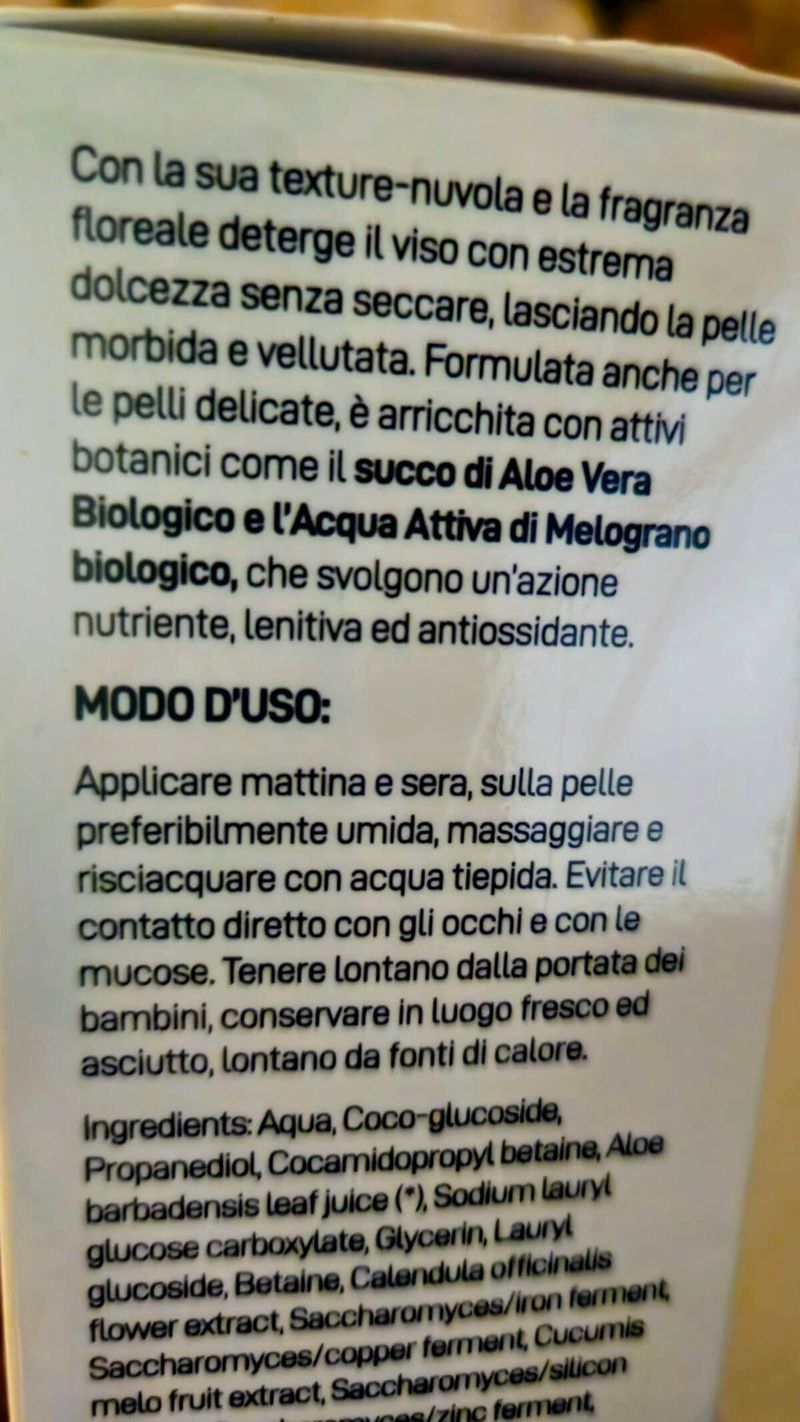 DermaLux Mousse Detergente Viso per pelle matura e spenta 4 Detergente viso con texture nuvola e fragranza floreale, formulato con Aloe Vera e Melograno, ideale per pelli delicate e sensibili, senza seccare.
