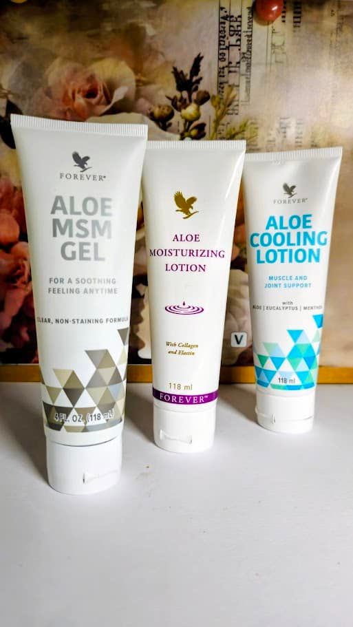 Tre prodotti Aloe Vera: gel MSM, lozione idratante e crema rinfrescante per pelle e relax muscolare.