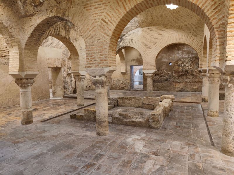 Game of Thrones a Girona: Mappa a Piedi tra le Location di Braavos e Approdo del Re 3 Resti di un edificio storico con archi in mattoni e colonne di pietra, pavimento in pietra e pareti in pietra e mattoni, ambiente interno di un sito archeologico.
