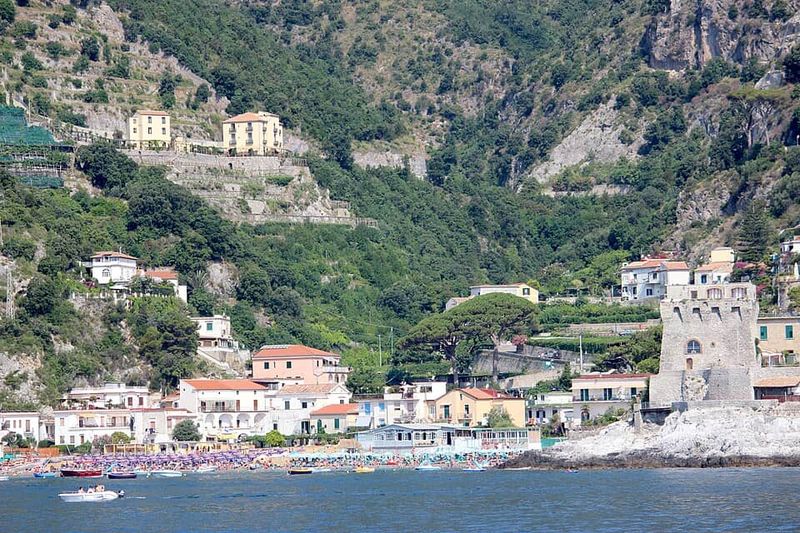 Erchie spiaggia nascosta della Costiera Amalfitana 3 Spiaggia di Erchie con case colorate e scogliera, vista panoramica sulla Costiera Amalfitana.