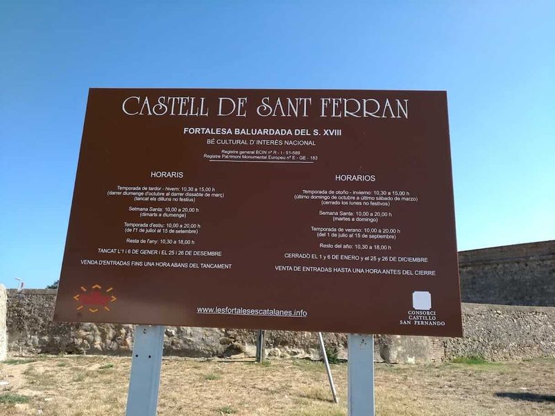Castello di Sant Ferran a Figueres: la fortezza più grande d'Europa (Orari, Prezzi e Sotterranei) 2 Cartell informativo del Castell de Sant Ferran a Figueres, amb horaris i informació de visita.