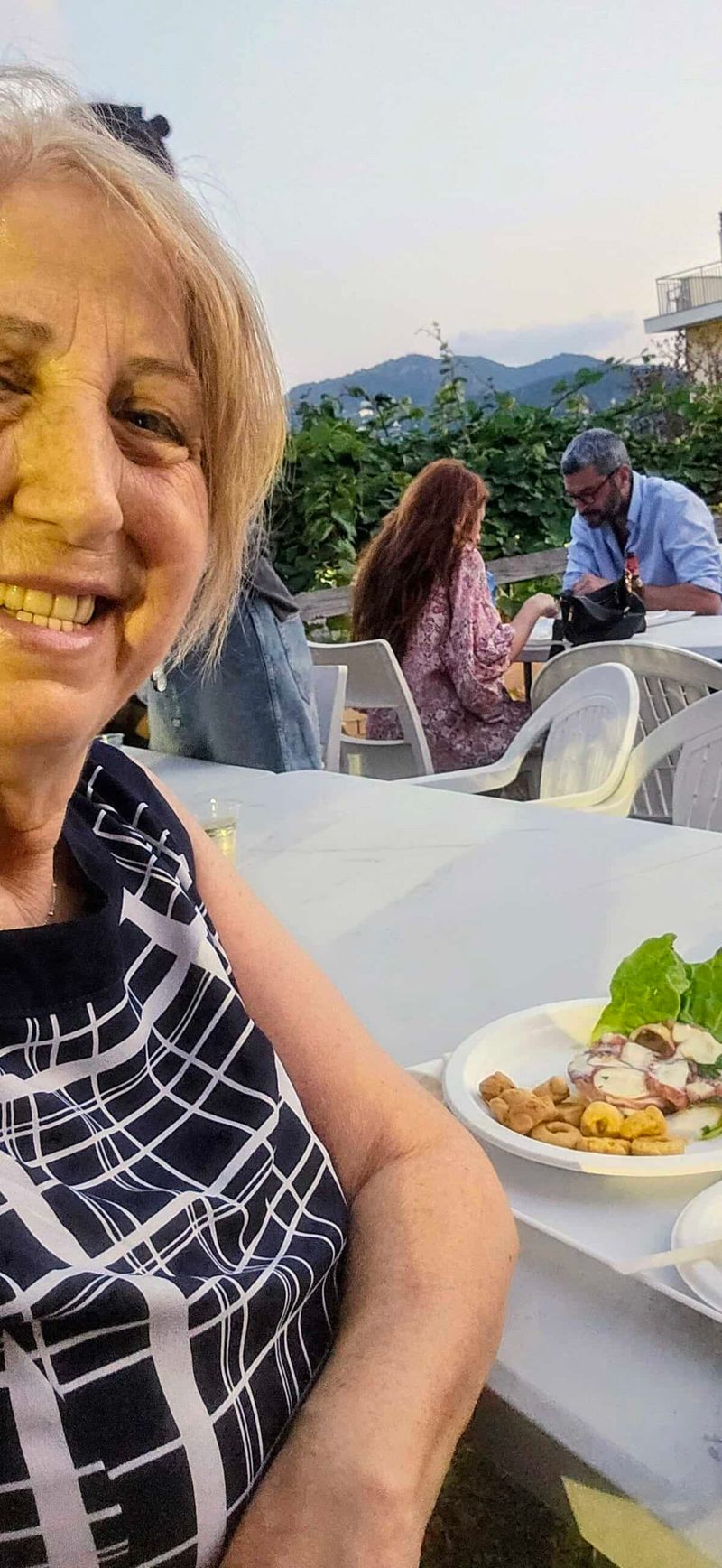 Festa Limoni Dragonea 2026: menù, come arrivare 6 Persone che cenano all'aperto con vista sulle montagne al tramonto, atmosfera rilassante e conviviale.