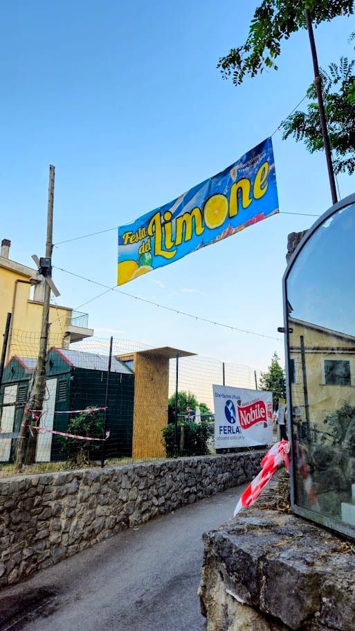 Festa Limoni Dragonea 2026: menù, come arrivare 9 Festone colorato con scritto 'Festa al Limone'