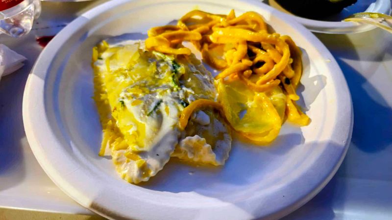 Festa Limoni Dragonea 2026: menù, come arrivare 4 Piatti di pasta e lasagna con formaggio e condimenti, presentati su un piatto bianco.
