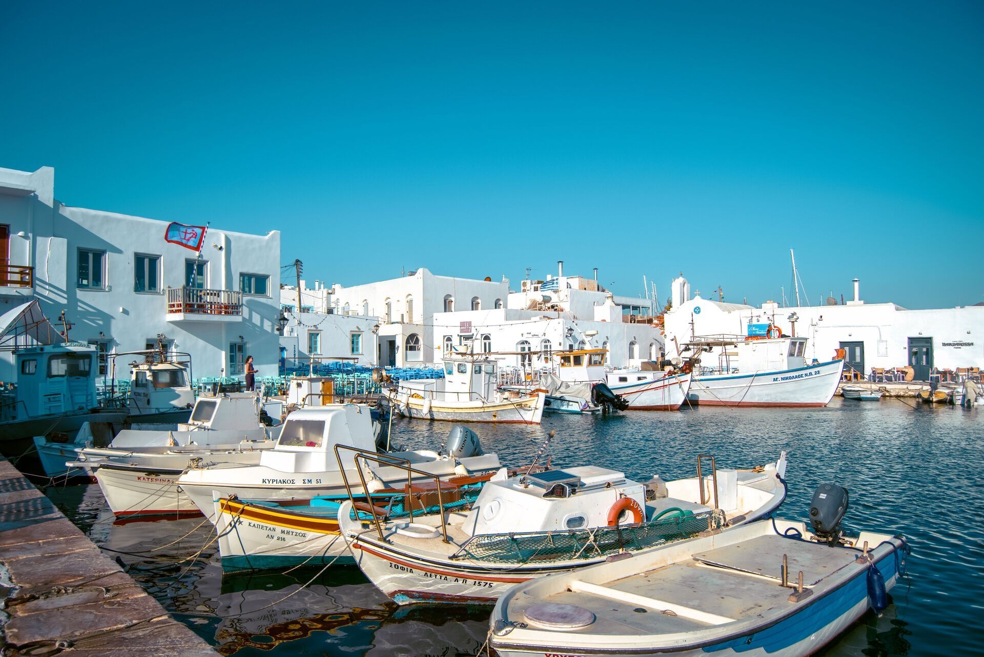 Paros nelle isole greche tra spiagge e villaggi bianchi