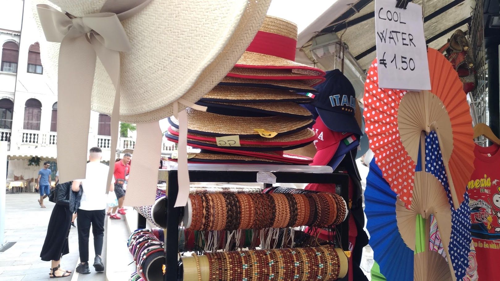Perché indossare un cappello in estate? Tutti i vantaggi