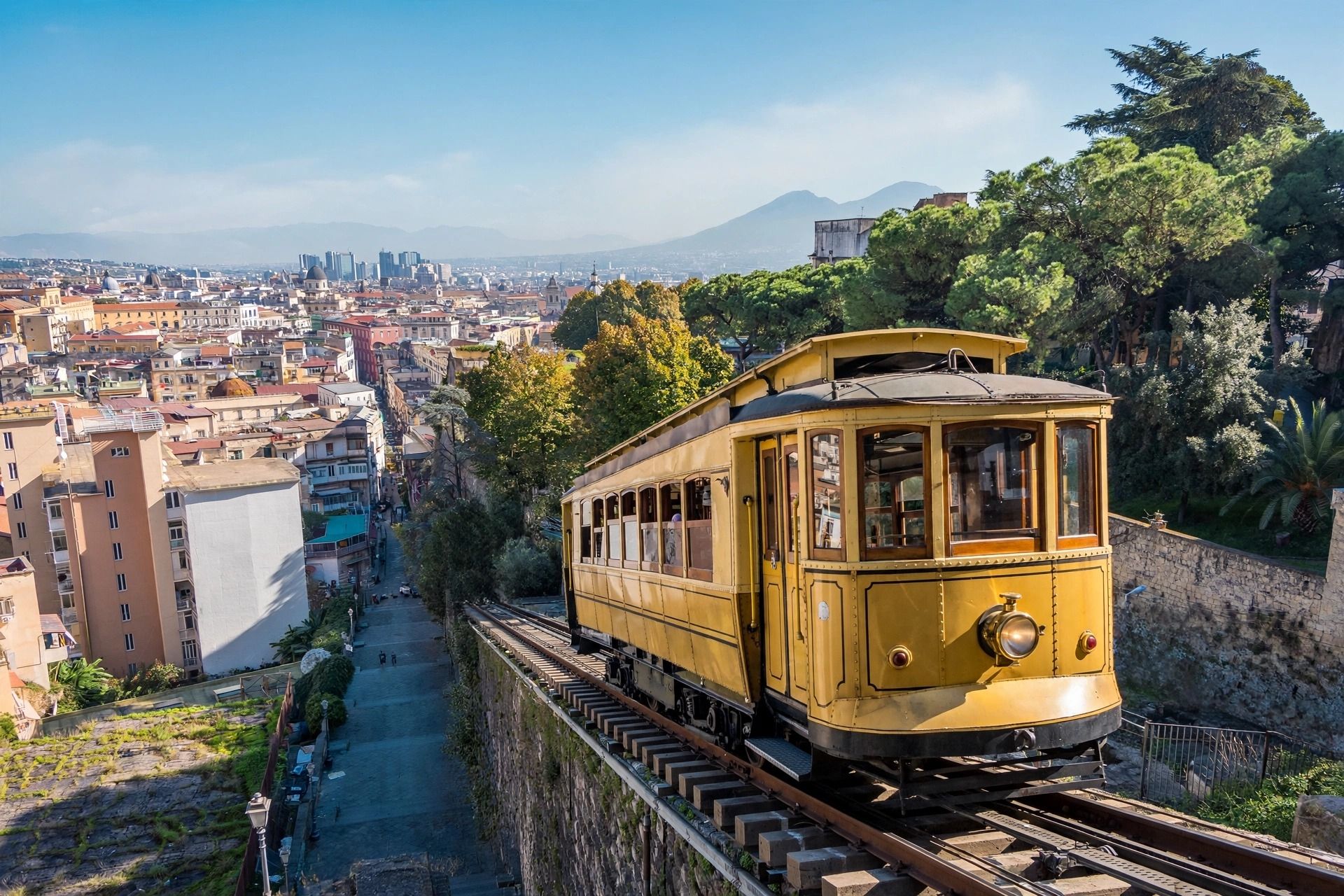 funicolare Centrale Napoli carrozza gialla vista città e Vesuvio