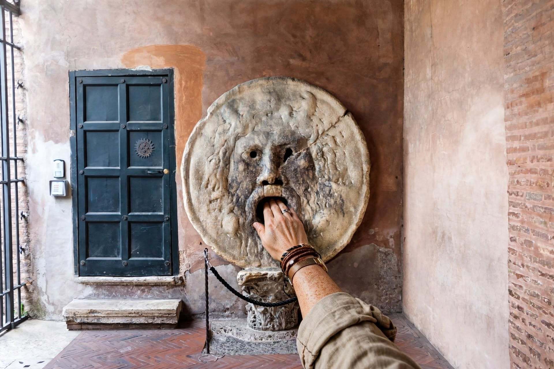 Bocca della Verità a Roma nel portico di Santa Maria in Cosmedin