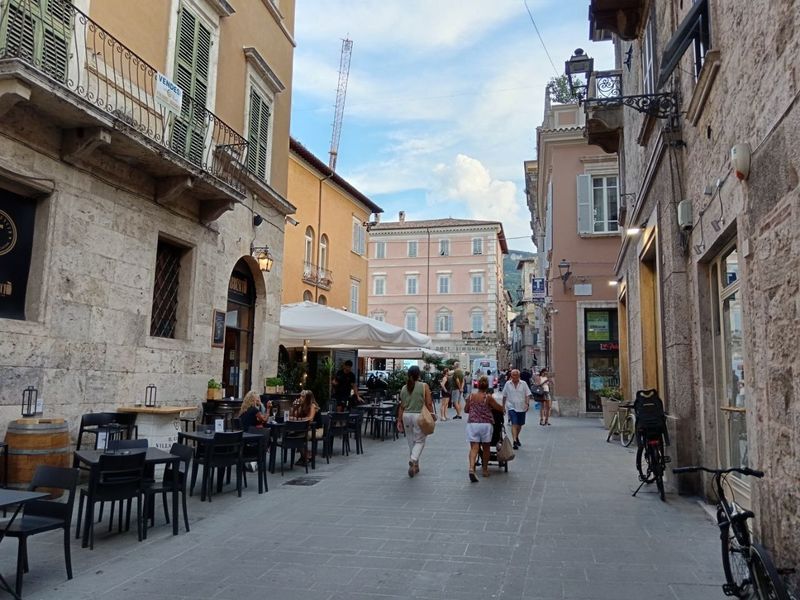 Settembre al mare: 7 destinazioni italiane da scoprire fuori stagione 8 Centro storico di Ascoli Piceno