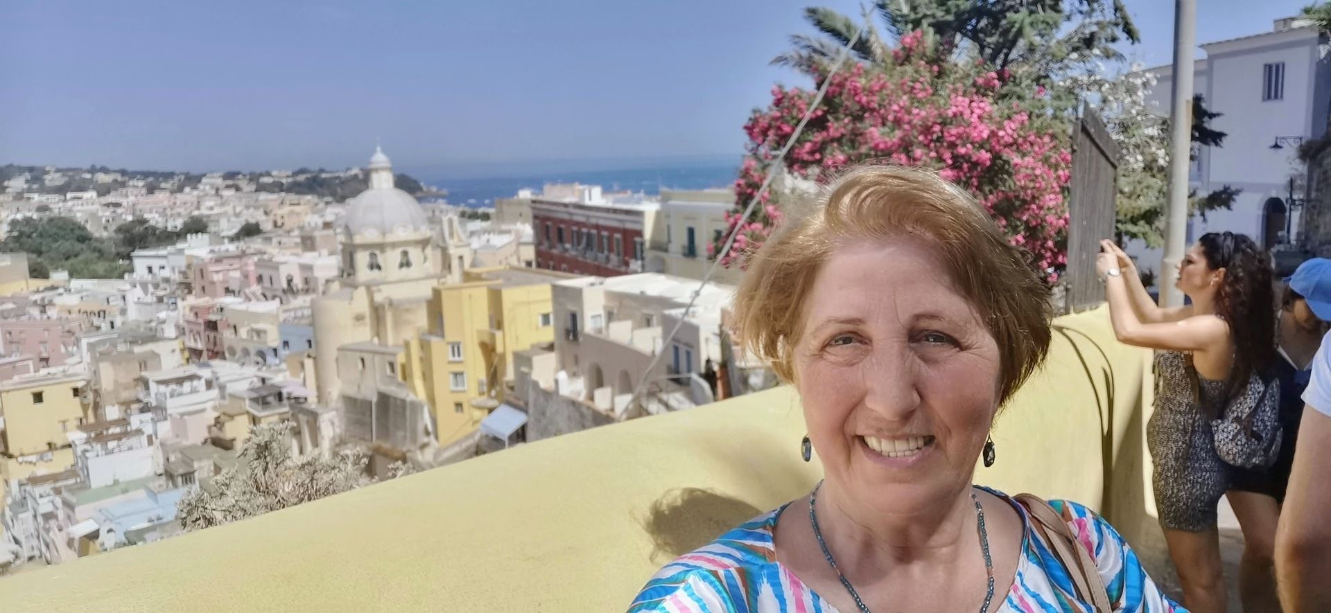 colori per bionde: donna bionda con abito celeste