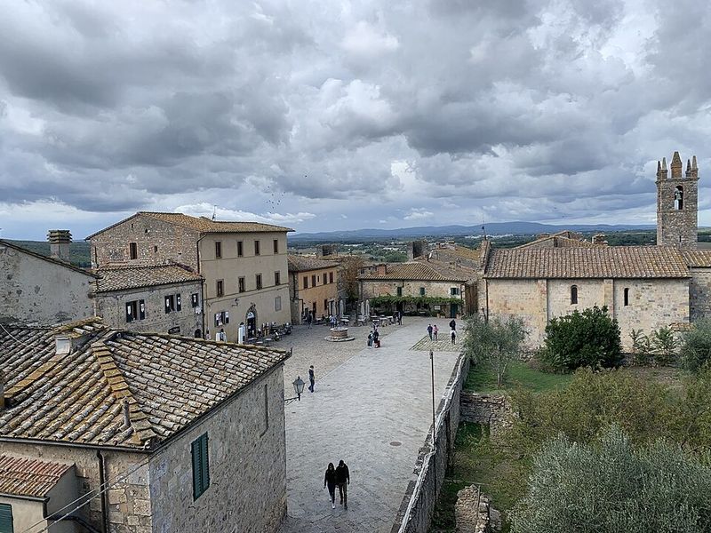 Monteriggioni borgo fortificato: storia delle mura e delle torri 4 Cosa c'è dentro le mura di Monteriggioni