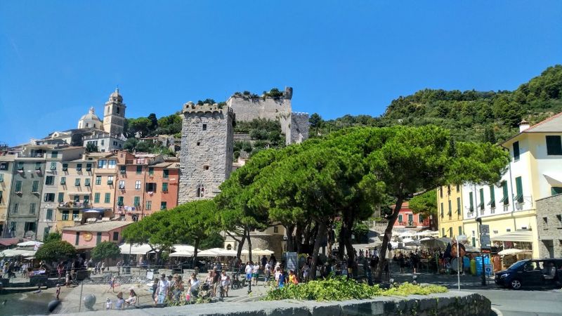 La Spezia e Cinque Terre: cosa vedere in 2 giorni 6 Portovenere porto con traghetti e borgo