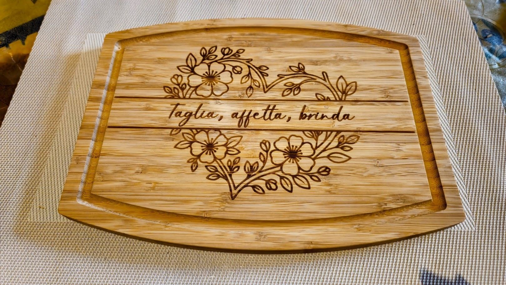 Tagliere personalizzato Callie a forma di cuore in legno