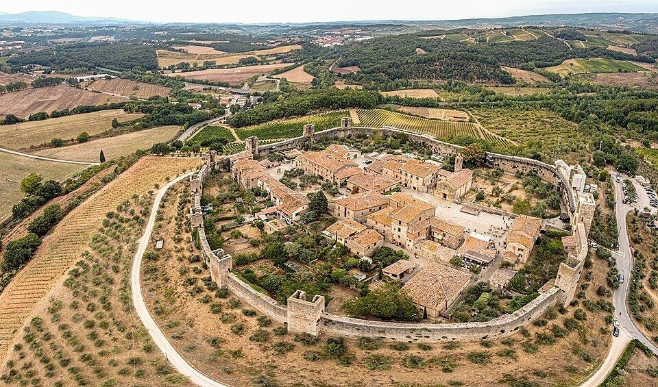 Monteriggioni borgo fortificato: storia delle mura e delle torri