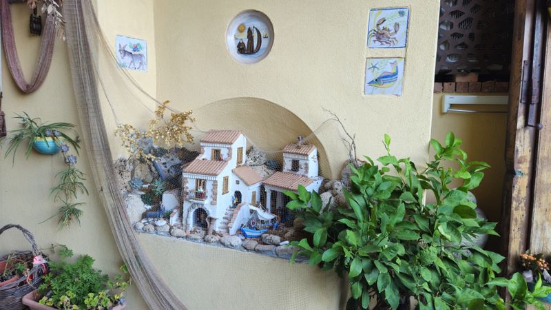 Vietri sul Mare in moto: cosa vedere 8 Vietri in miniatura con barche e reti