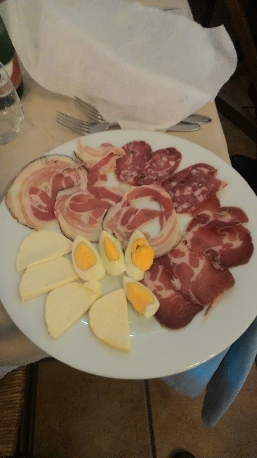 antipasto con uova sode e insaccati