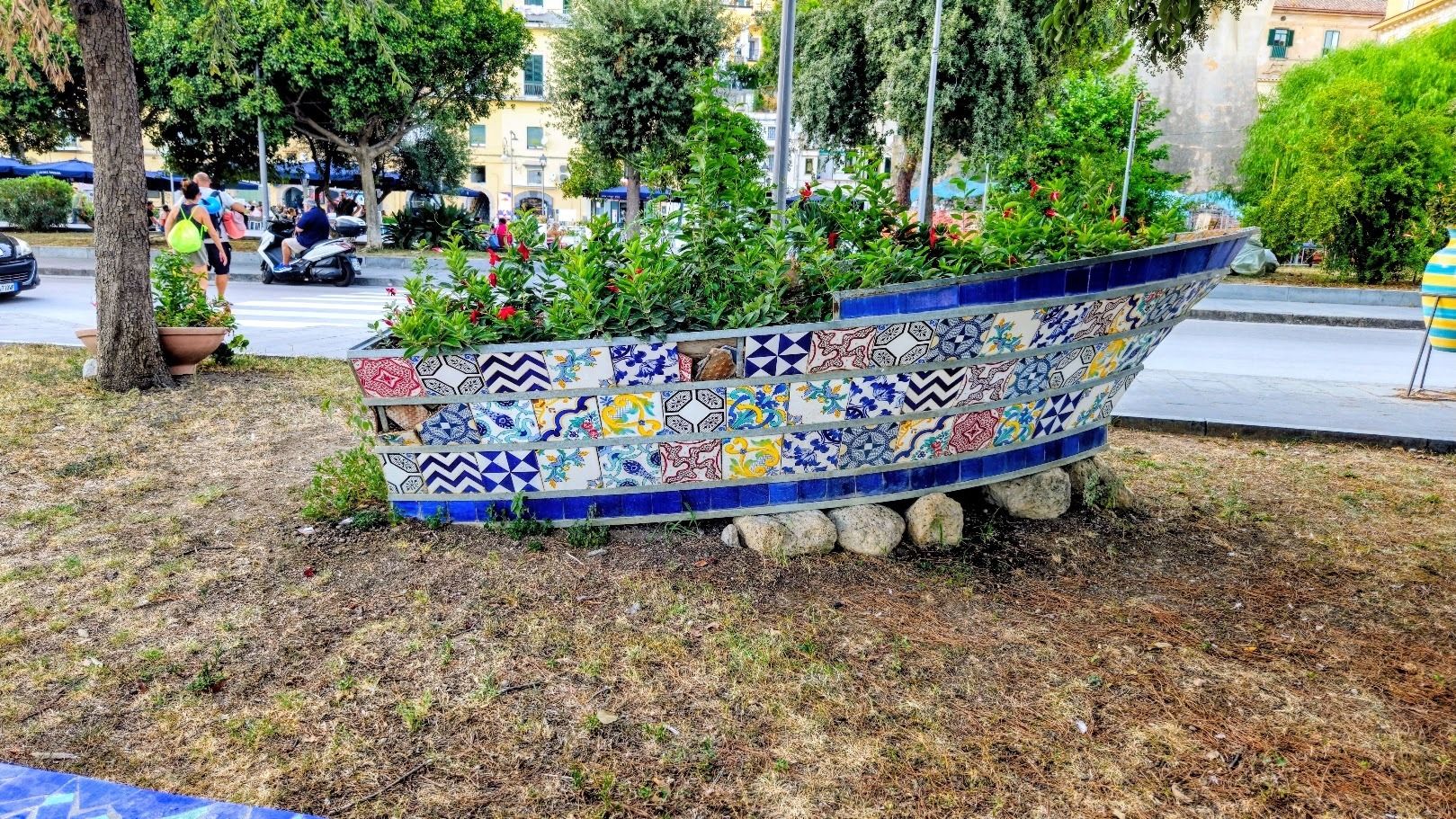 Barca con fiori a Vietri sul mare 