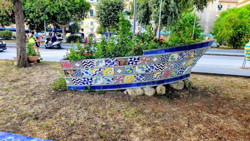 Vietri sul Mare in moto: cosa vedere 6 Barca con fiori a Vietri sul mare