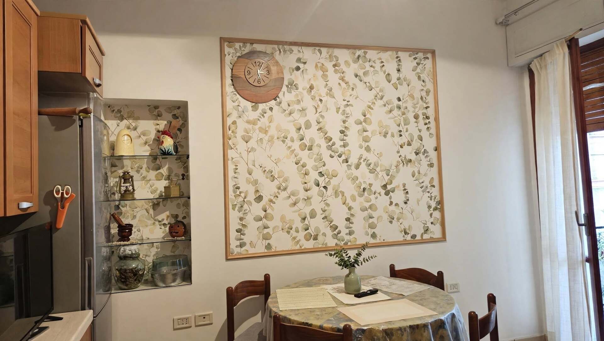 Carta da parati o pittura nella cucina