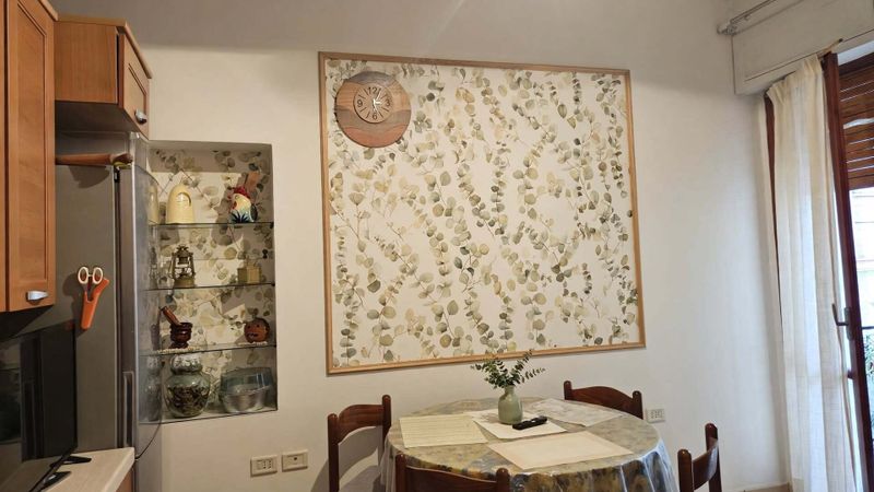È meglio la carta da parati o la pittura? 6 Carta da parati o pittura nella cucina