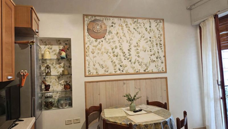 È meglio la carta da parati o la pittura? 4 Carta da parati o pittura nella cucina