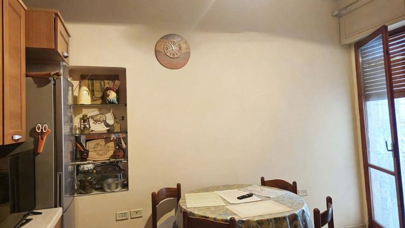 È meglio la carta da parati o la pittura? 6 Pittura sulla parete della cucina