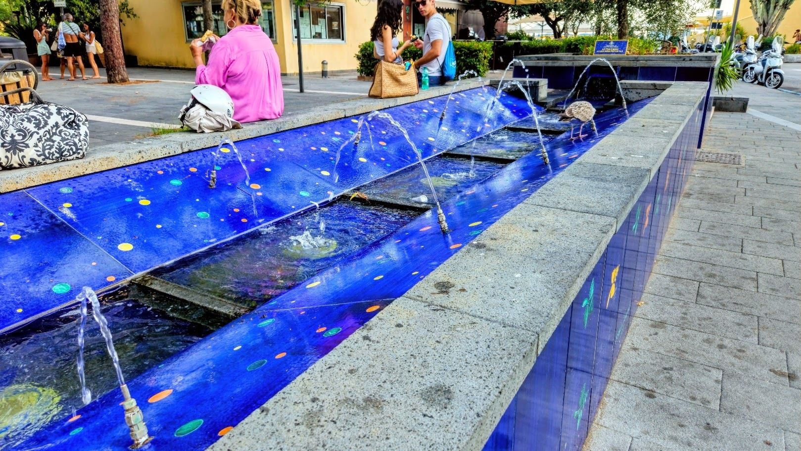 Fontana azzurra nel centro di Vietri sul Mare