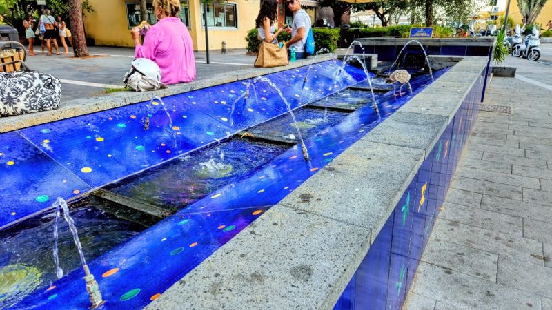 Vietri sul Mare in moto: cosa vedere 5 Fontana azzurra nel centro di Vietri sul Mare