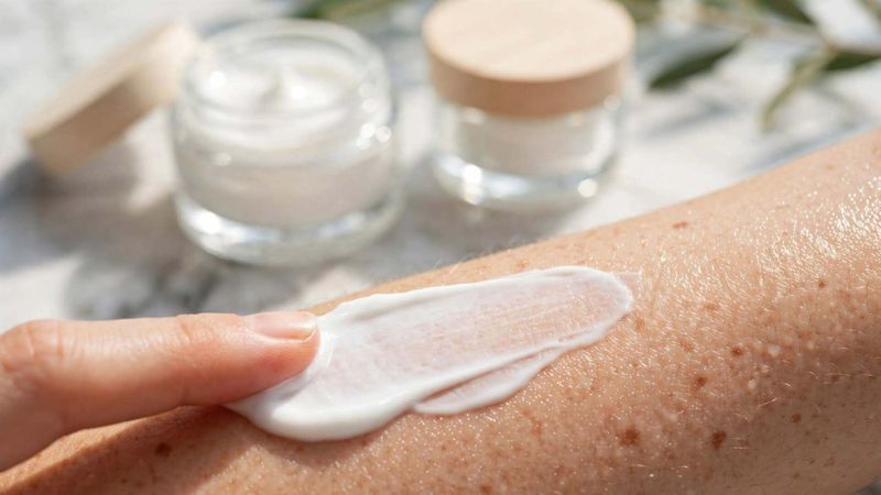 Guida pratica: come applicare acido ialuronico sul viso 5 Crema idratante applicata sul viso per sigillare l'acido ialuronico