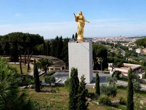 Madonnina di Monte Mario: la storia della statua che guarda Roma 17 Il volto della Madonna ispirato alla Sindone