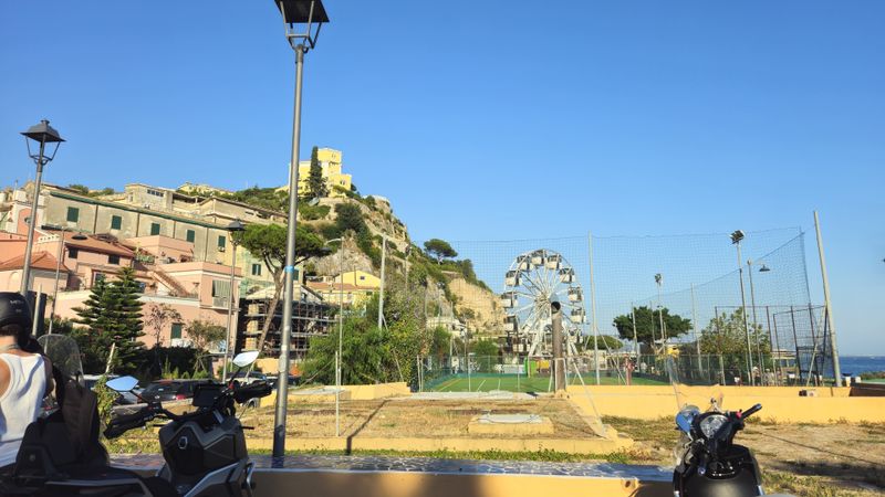Vietri sul Mare in moto: cosa vedere 2 parcheggio moto sul pontile