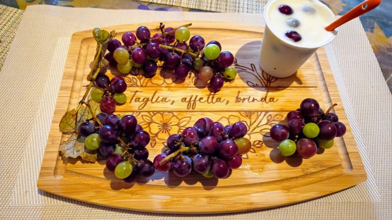 Tagliere personalizzato Callie a forma di cuore: un dettaglio chic per la cucina 3 Tagliere a cuore personalizzato Callie utilizzato come vassoio per merenda e antipasti