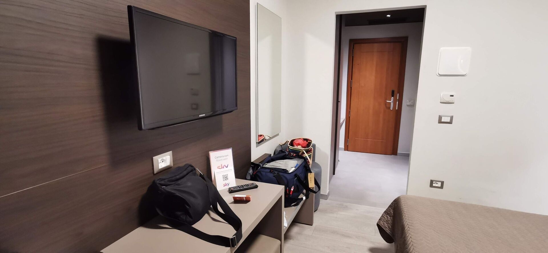Borse da viaggio aperte sul divano letto - trucco panca hotel che si ribalta