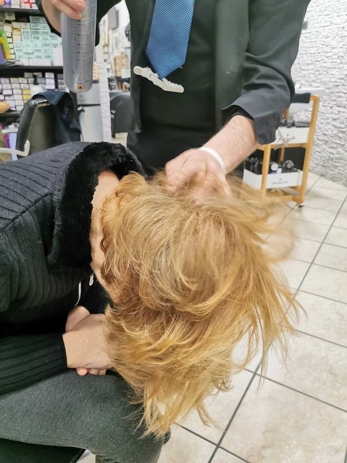 Come Dare Volume ai Capelli Fini: 5 Trucchi 6 Come dare volume ai capelli fini stando a testa in giù