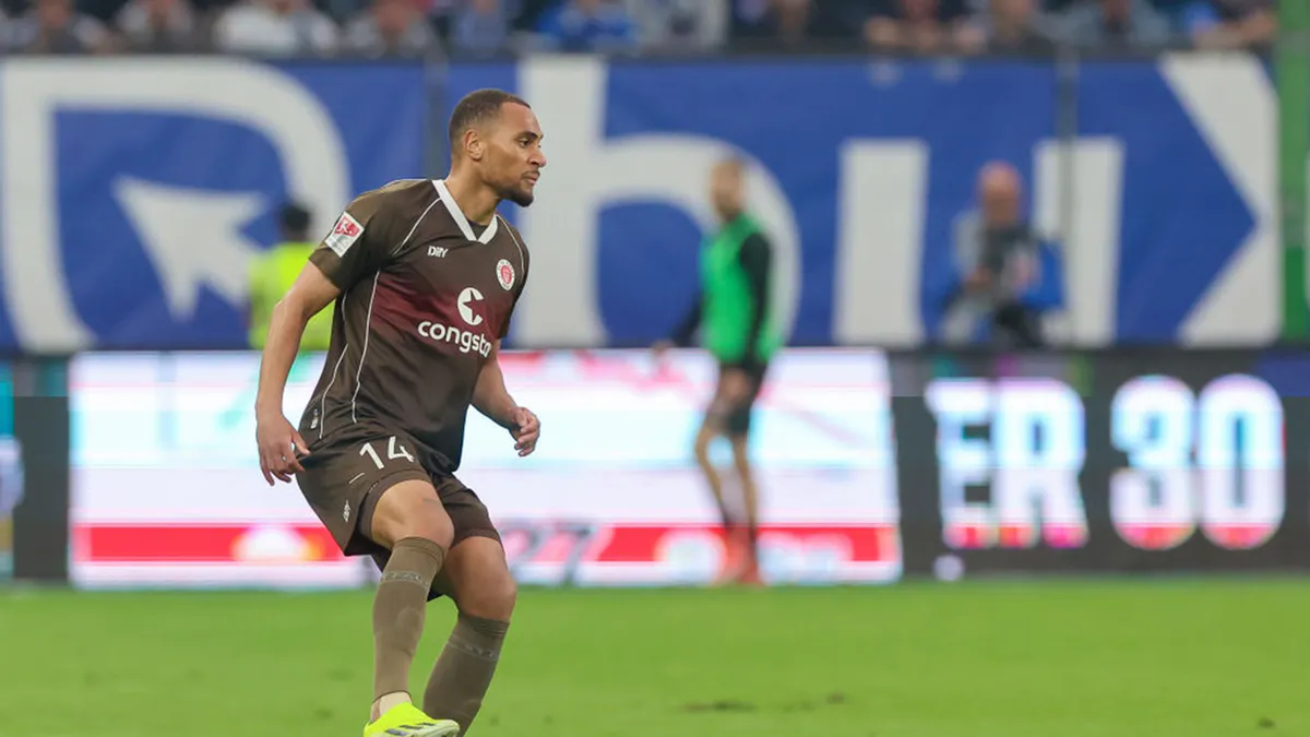 Футболист нападающий Etienne Amenyido