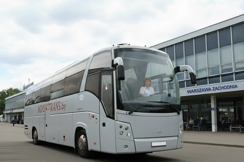 Автобус Минсктранс на вокзале в Польше Warszawa Zachodnia иллюстрация