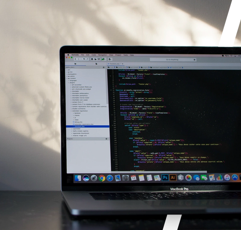 Siyah bir masanın üzerinde bir görsel için alt text kodu yazılan bilgisayar