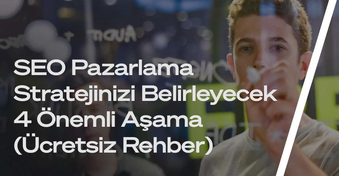 SEO Pazarlama Stratejisi üzerinde çalışan bir ajans çalışanı cam tahtaya beyaz kalemle yazı yazıyor