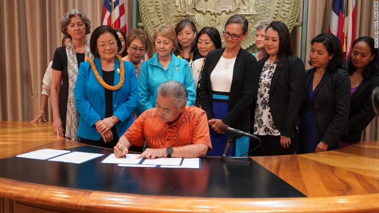 Hawaii Governor David Ige signs SB1039 into law on Tuesday, July 2. (image: CNN.com)