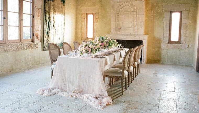 Elegante Hochzeits-Inspirationen in zarten Lilatönen von Jose Villa