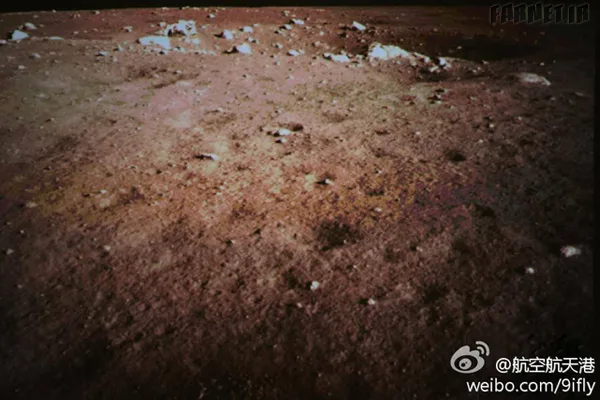 Yutu-rover-on-the-moon-04