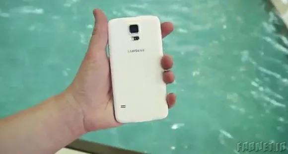 Samsung-Galaxy-S5-extreme-pool-water-test
