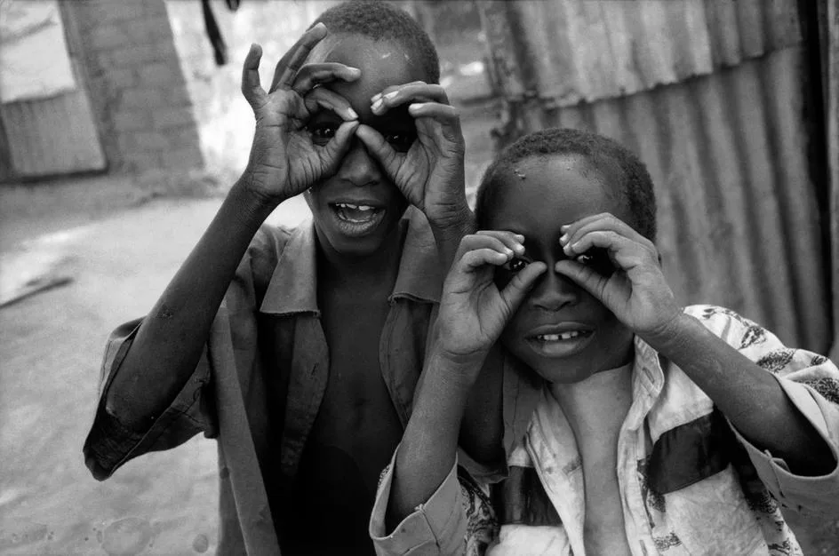 کودکان ادای عکاس را در‌می‌آورند. باکوجیکورونه، مالی، ۱۹۹۴.