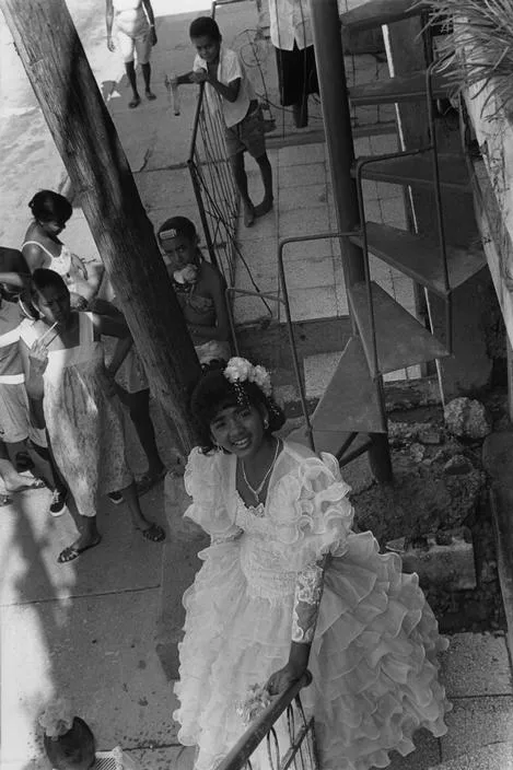 یک دختر لباس ویژه جشن تولد ۱۵ سالگی پوشیده است. جشن مخصوص آیین ورود به دوران زنانگی. سانتیاگو، کوبا، ۱۹۹۷.