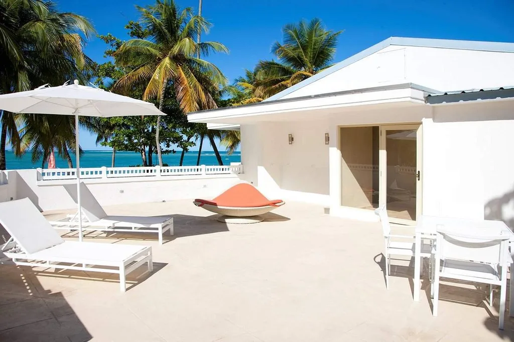 resort courtyard behind ocean