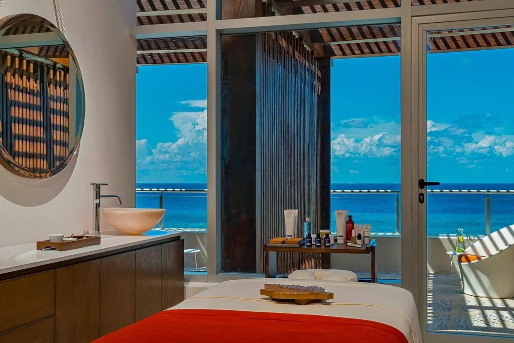 luxury resot room looking onto ocean