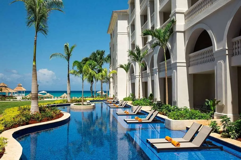 resort rooms next to pool