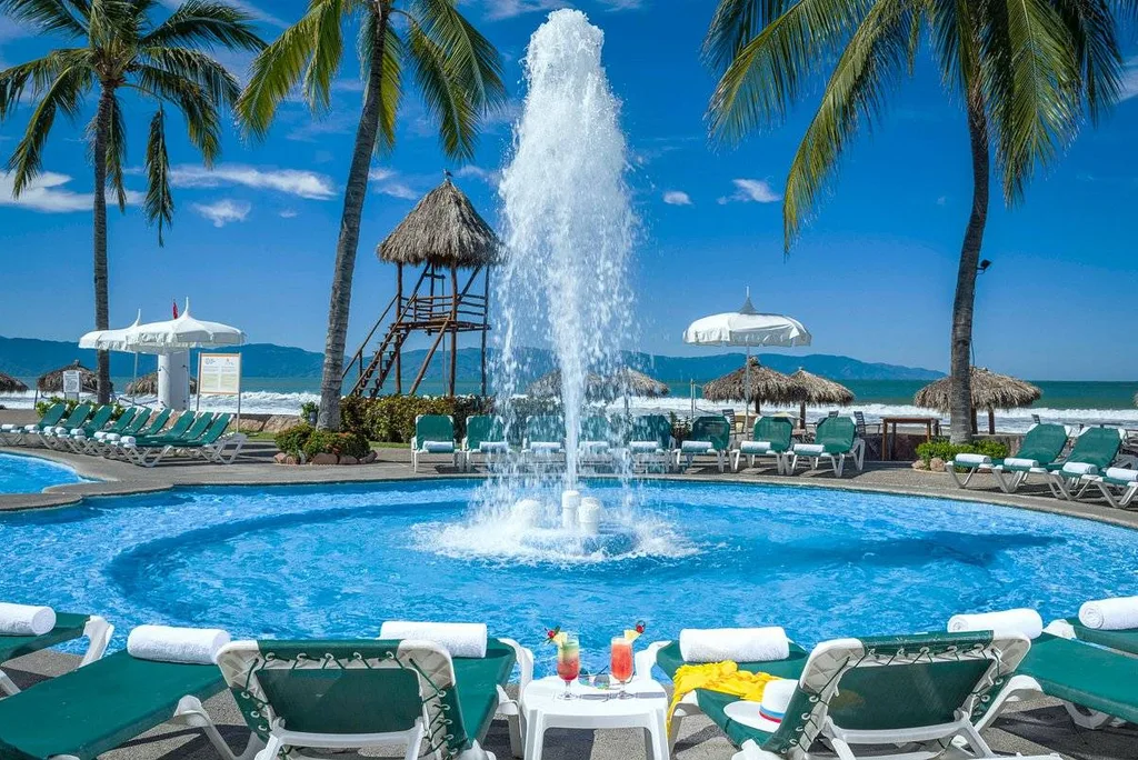 water fountain in middle of round resort pool